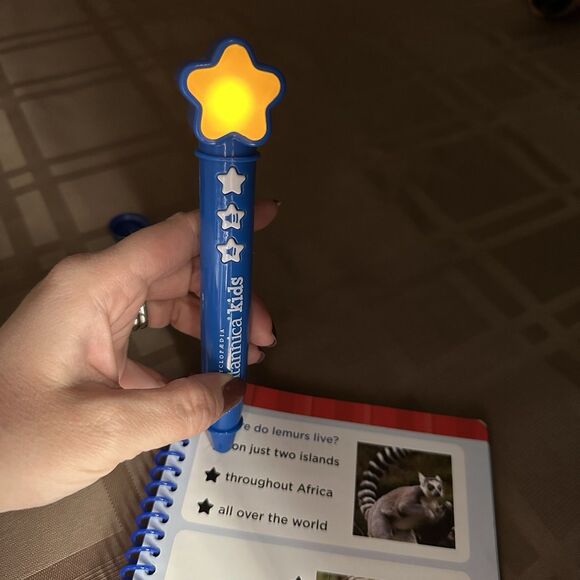 Encyclopedia Britannica Kids Quiz It Pen Set Wildlife Animals Q&A (4 Books) - Picture 3 of 16